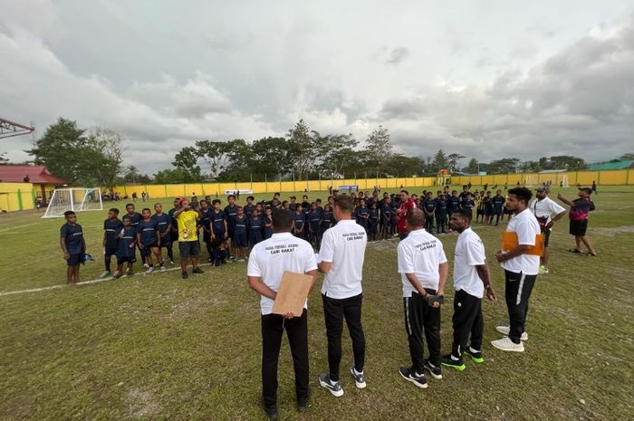 Tim pelatih PFA Cari Bakat memberikan arahan kepada para peserta. 