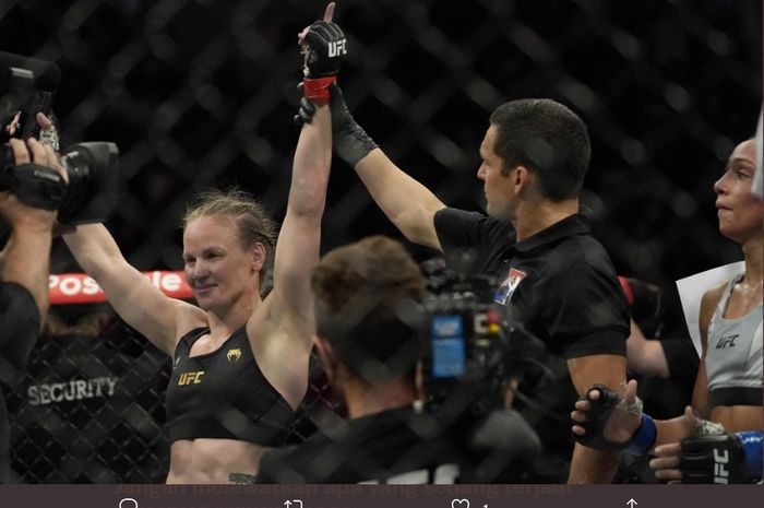 Ratu kelas terbang, Valentina Shevchenko, saat dinyatakan menang pada UFC 275.