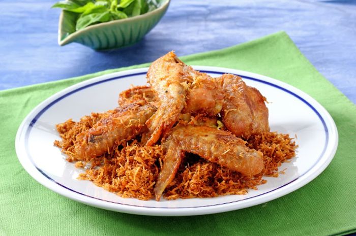 Hidangan sayap ayam goreng kelapa
