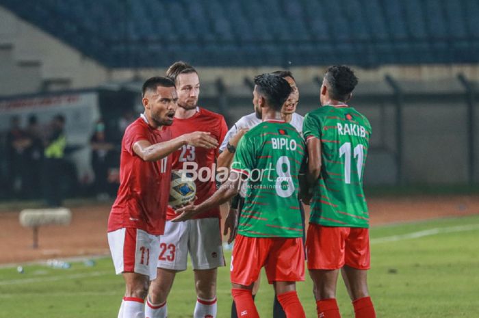 Sayap Timnas Indonesia Saddil Ramdani beradu mulut dengan pemain Bangladesh dalam uji coba di Stadion Si Jalak Harupat, Bandung, 1 Juni 2022..