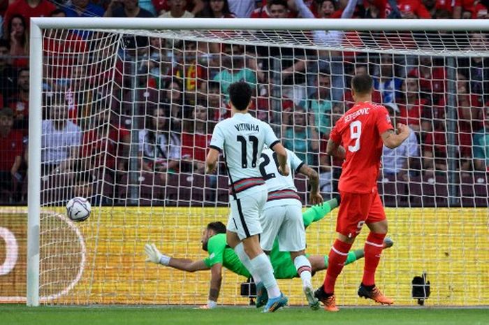 Striker timnas Swiss, Haris Seferovic, mencetak gol ke gawang timnas Portugal yang menjadi rekor gol tercepat di UEFA Nations League.