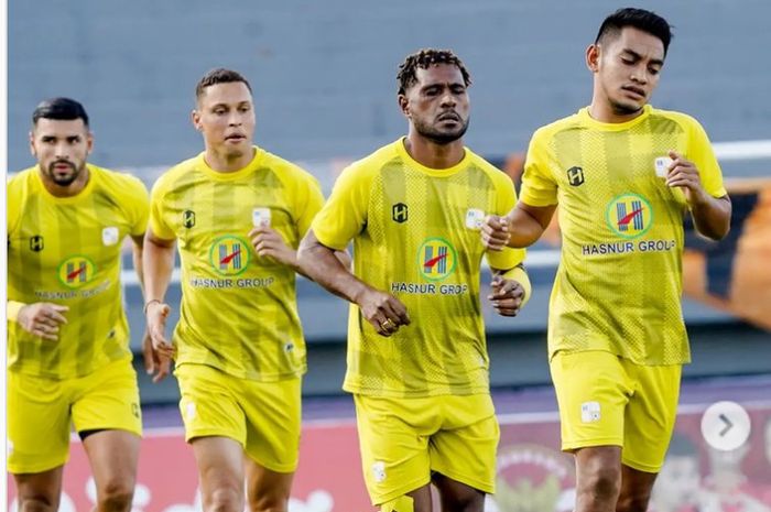 Para pemain Barito Putera jelang laga melawan RANS Nusantara FC dalam babak penyisihan Grup B Piala Presiden 2022, di Stadion Segiri Samarinda, Kalimantan Timur, Selasa (14/6/2022).