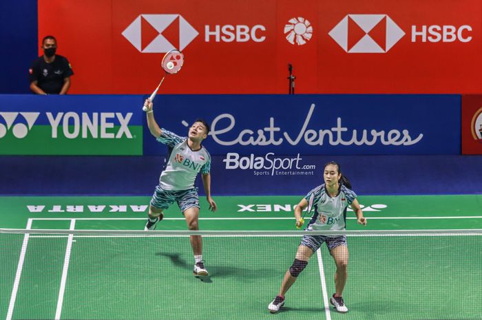 Atlet bulutangkis ganda campuran Indonesia, Rehan Naufal Kusharjanto dan Lisa Ayu Kusumawati, sedang bertanding di Istora Senayan, Jakarta, 14 Juni 2022.