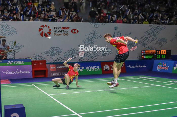 Atlet bulutangkis ganda campuran Jerman, Mark Lamsfuss dan Isabel Lohau, sedang bertanding di Istora, Senayan, Jakarta, 14 Juni 2022.