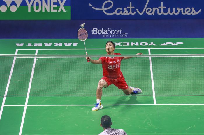 Atlet bulutangkis tunggal putra Indonesia, Anthony Sinisuka Ginting (Anthony Ginting), sedang bertanding di Istora Senayan, Jakarta pada 14 Juni 2022.