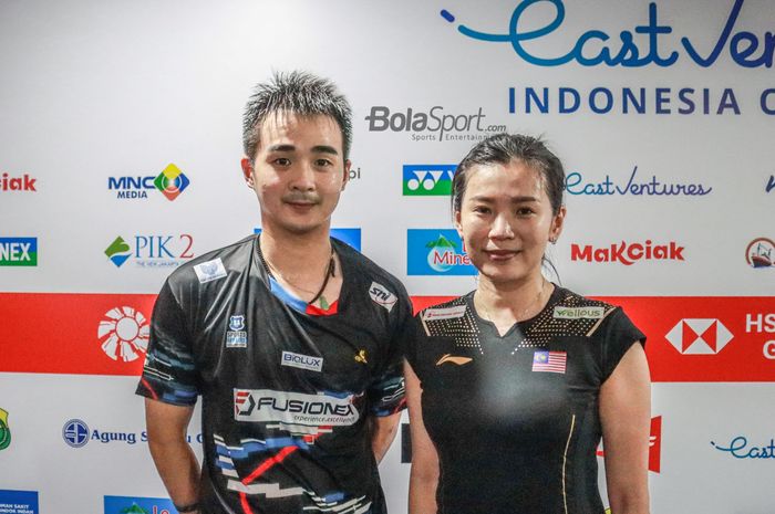 Atlet bulutangkis ganda campuran Malaysia, Soong Joo Ven dan Goh Liu Ying, sedang berfoto bersama di Istora Senayan, Jakarta pada 14 Juni 2022.