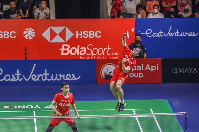 Atlet bulutangkis ganda putra Indonesia, Leo Rolly Cornando dan Daniel Marthin , sedang bertanding di Istora Senayan, Jakarta, 14 Juni 2022.