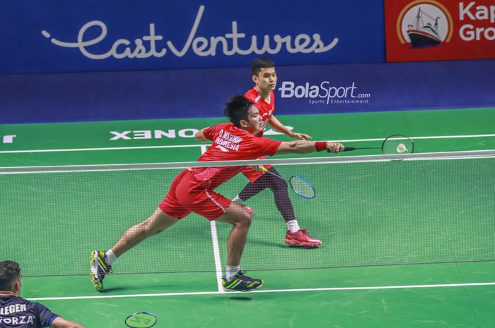 Atlet bulutangkis ganda putra Indonesia, Leo Rolly Cornando dan Daniel Marthin , sedang bertanding di Istora Senayan, Jakarta, 14 Juni 2022.