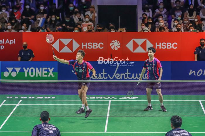 Pasangan ganda putra Indonesia, Marcus Fernaldi Gideon dan Kevin Sanjaya Sukamuljo, sedang beraksi di Istora Senayan, Jakarta, 14 Juni 2022.