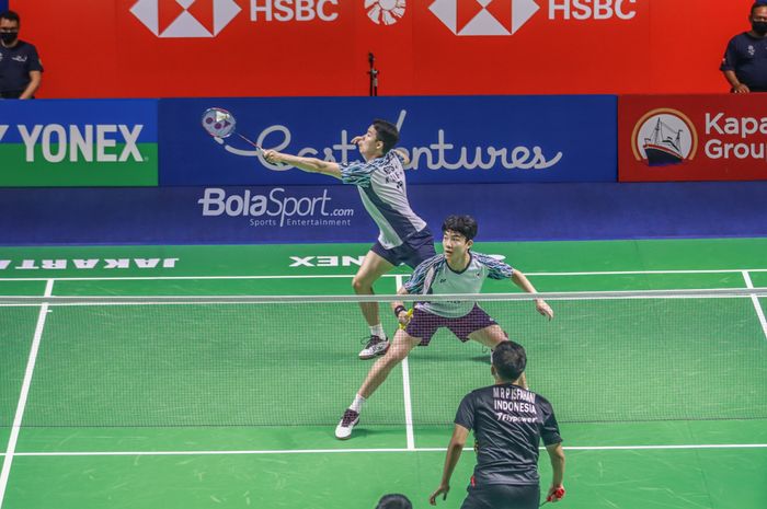 Atlet bulutangkis ganda putra Indonesia, Kang Min-hyuk dan Seo Seung-jae, sedang bertanding di Istora Senayan, Jakarta, 14 Juni 2022.