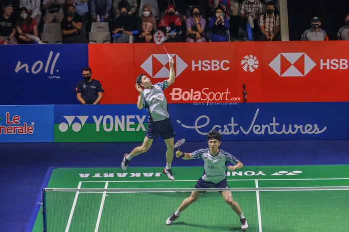 Atlet bulutangkis ganda putra Korea Selatan, Kang Min-hyuk dan Seo Seung-jae, sedang bertanding di Istora Senayan, Jakarta, 14 Juni 2022.