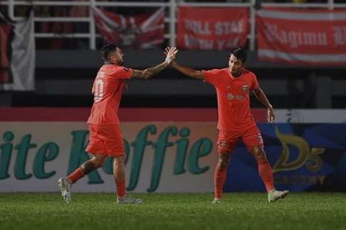 Jonathan Bustos (kiri) setelah berhasil mencetak gol untuk Borneo FC, Selasa (14/6/2022).