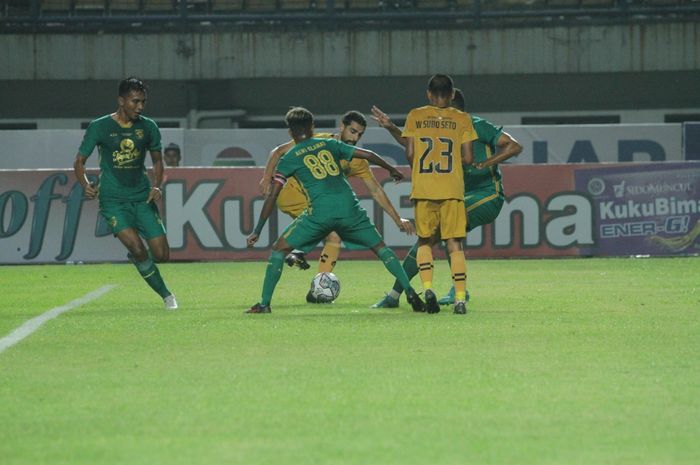 Suasana pertandingan antara Bhayangkara FC melawan Persebaya Surabaya di Stadion Gelora Bandung Lautan API (GBLA), Bandung, Senin (13/6/2022).