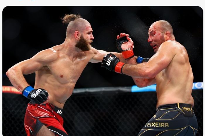 Glover Teixeira (kanan), mengalami gangguan kesehatan sebelum kalah dari Jan Blachowicz di UFC 275, Minggu (12/6/2022) di Singapura.