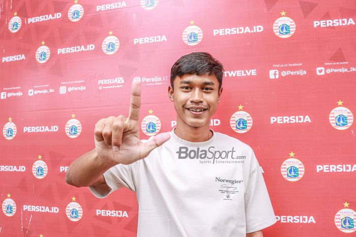 Pemain sayap kanan Persija Jakarta, Alfriyanto Nico, sedang berpose saat ditemui awak media di Lapangan Nirwana, Sawangan, Jawa Barat, 15 Juni 2022.