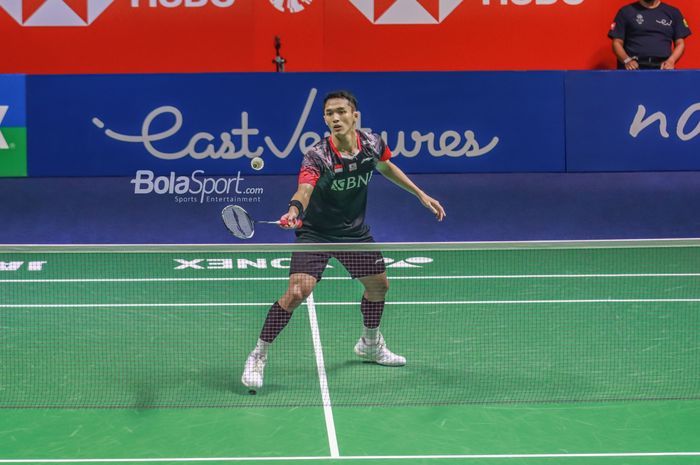 Atlet bulu tangkis tunggal putra Indonesia, Jonatan Christie, sedang bertanding di Istora Senayan, Jakarta pada 15 Juni 2022.