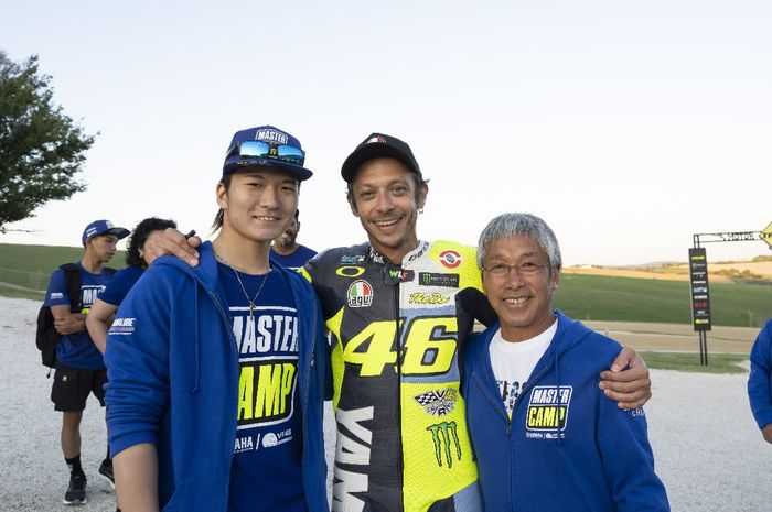 Legenda MotoGP, Valentino Rossi (tengah), berfoto bersama putra mantan pembalap MotoGP Norick Abe yaitu Maki Abe (kiri) dan kakeknya, Mitsuo Abe (kanan), di VR46 Motor Ranch, Tavullia, Italia, 13 Juni 2022.
