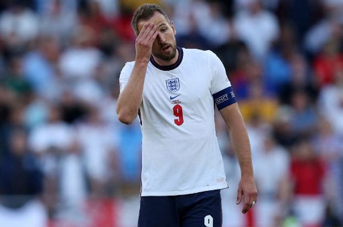 Ekspresi Harry Kane dalam partai timnas Inggris vs Hungaria (14/6/2022). Kane bisa pindah ke Bayern Muenchen sekarang atau satu tahun lagi setelah diamankan ketat Tottenham di bursa transfer musim panas 2023.