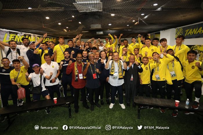Kim Pan-gon (tengah) berfoto dengan skuad Timnas Malaysia dan Presiden FAM Datuk Haji Hamidin Bin Haji Mohd Amin (kemeja putih pakai syal) usai lolos ke Piala Asia 2023. 