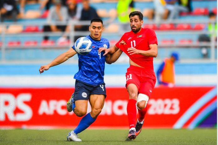 Duel pemain Filipina dan Palestina pada laga penentuan Grup B Kualifikasi Piala Asia 2023