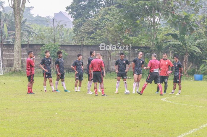 Sejumlah pemain Persija Jakarta (skuat Persija/skuad Persija) sedang berlatih di Lapangan Nirwana, Sawangan, Jawa Barat, 15 Juni 2022.