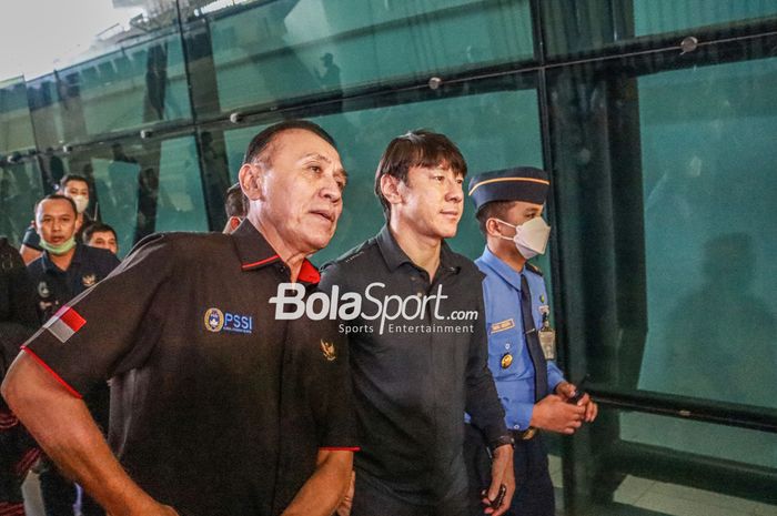 Ketua Umum PSSI, Mochamad Iriawan (kiri), nampak menemani Shin Tae-yong (kanan) selaku pelatih timnas Indonesia tiba di Bandara Soekarno Hatta, Tangerang, Banten, 16 Juni 2022.