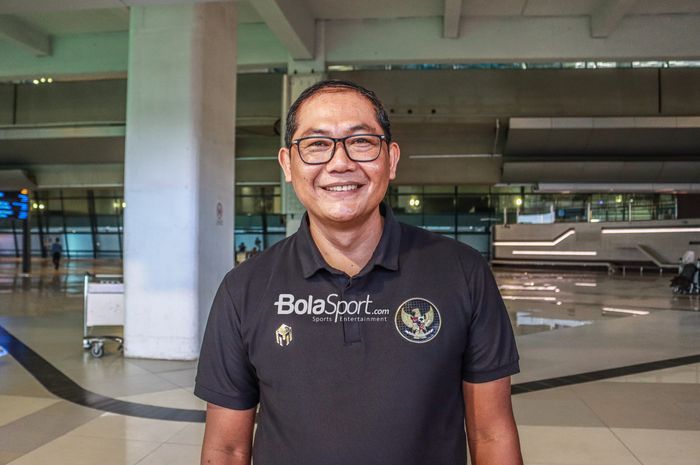 Manajer timnas Indonesia, Sumardji, saat ditemui awak media di Bandara Soekarno Hatta, Tangerang, Banten, 16 Juni 2022.