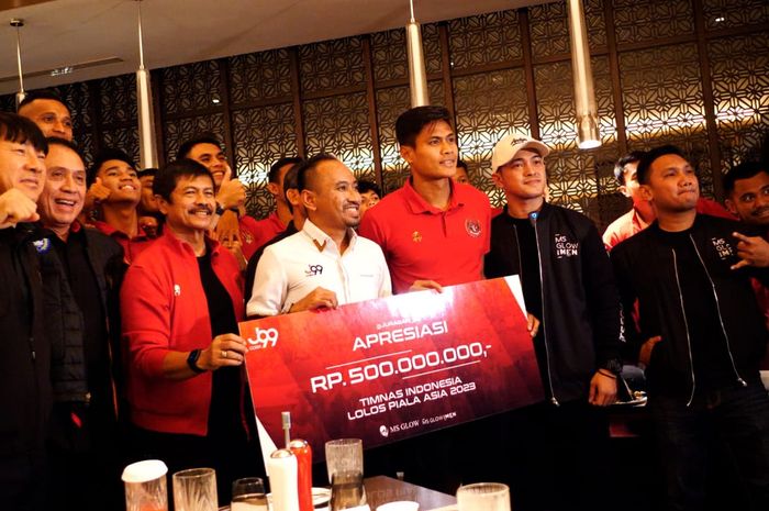 Bonus 500 juta rupiah ini diberikan Gilang Widya Pratama sebagai bentuk apresiasi terhadap perjuangan timnas Indonesia.