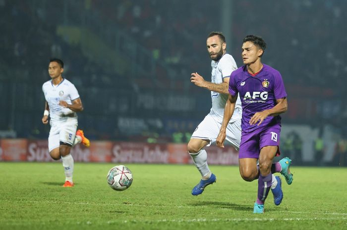 Pemain Persik Kediri, M Ridwan dan sedang mencoba hadangan pemain Arema FC pada lanjutan laga penyisihan grup Piala Presiden 2022 di Stadion Kanjuruhan, Malang, Rabu (15/6/2022).