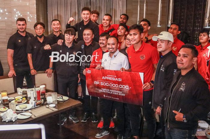 Sejumlah pemain timnas Indonesia nampak mendapatkan bonus di Hotel Fairmont, Jakarta, 16 Juni 2022.