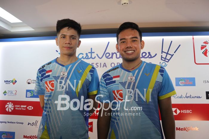 Pasangan ganda putra Indonesia, Pramudya Kusumawardana/Yeremia Erich Yoche Yacob Rambitan, berpose setelah konferensi pers babak kedua Indonesia Open 2022 di Istora Senayan, Jakarta, Kamis (16/6/2022).