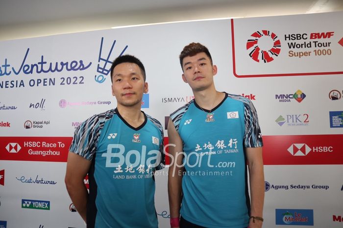 Pasangan ganda putra Taiwan, Lee Yang/Wang Chi Lin, berpose di mixed zone setelah menjalani babak kedua Indonesia Open 2022 di Istora Senayan, Jakarta, Kamis (16/6/2022).