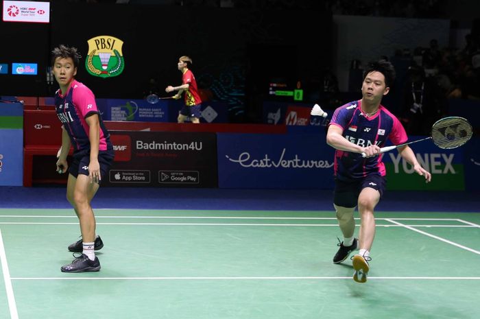 Pasangan ganda putra Indonesia, Marcus Fernaldi Gideon/Kevin Sanjaya Sukamuljo, pada babak kedua Indonesia Open 2022 di Istora Senayan, Jakarta, Kamis (16/6/2022).