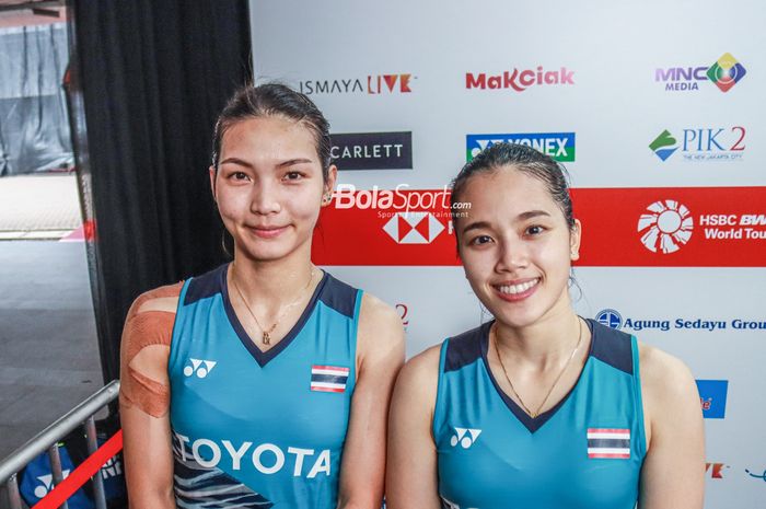 Atlet bulutangkis ganda putri Thailand, Jongkolphan Kititharakul dan Rawinda Prajongjai, saat ditemui awak media di Istora Senayan, Jakarta, 17 Juni 2022.