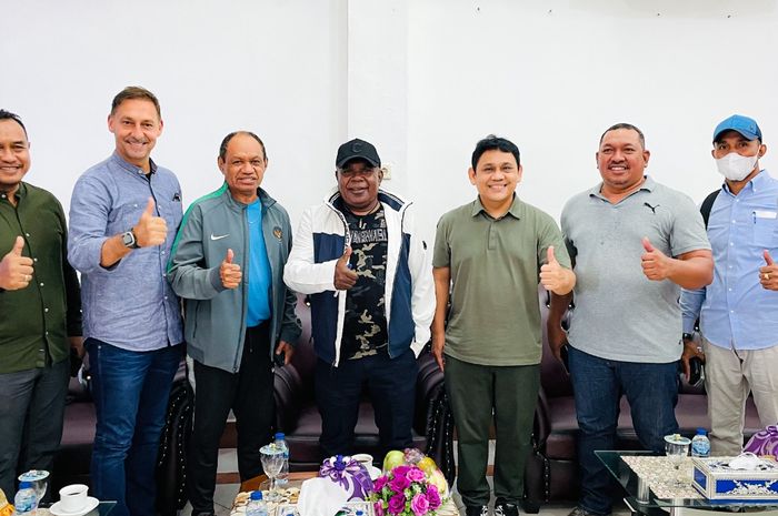 Rombongan Papua Football Academy bertemu dengan Bupati Merauke, Romanus Mbaraka, pada Kamis (15/6/2022).