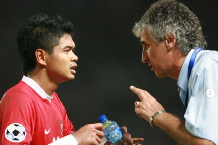 Pelatih Timnas Indonesia Ivan Kolev memberi arahan kepada Bambang Pamungkas dalam Piala Asia 2007..