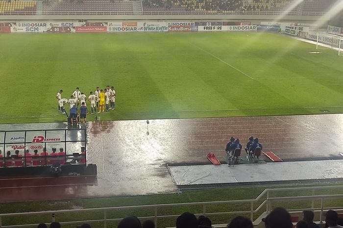 Hujan deras mengguyur Stadion Manahan Solo saat laga PSIS Semarang melawan Dewa United pada fase grup A Piala Presiden 2022 .