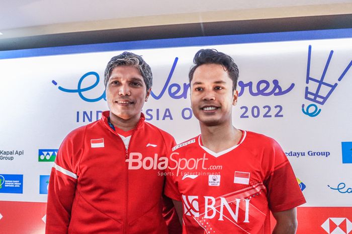 Pelatih tunggal putra Indonesia, Irwansyah, dan pemain binaannya yakni Anthony Sinisuka Ginting sedang berpose saat ditemui awak media  di Istora Senayan, Jakarta, pada 17 Juni 2022.