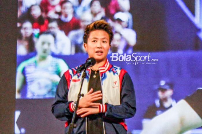 Legenda ganda campuran Indonesia, Liliyana Natsir saat menerima penghargaan Hall of Fame dari Federasi Badminton Dunia (BWF), di Istora Senayan, Gelora Bung Karno (GBK), Jakarta, Sabtu (18/6/2022).