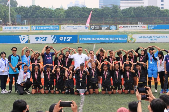 Gubernur DKI Jakarta, Anies Baswedan, memberikan trofi juara Piala Gubernur DKI Jakarta 2022 kepada Arema FC Women