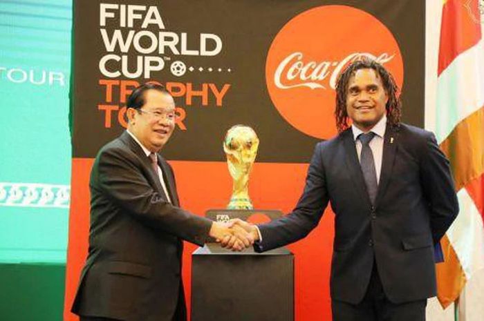 Perdana Menteri Kamboja, Hun Sen (kiri), bersama mantan pemain Timnas Prancis, Christian Karembeu.