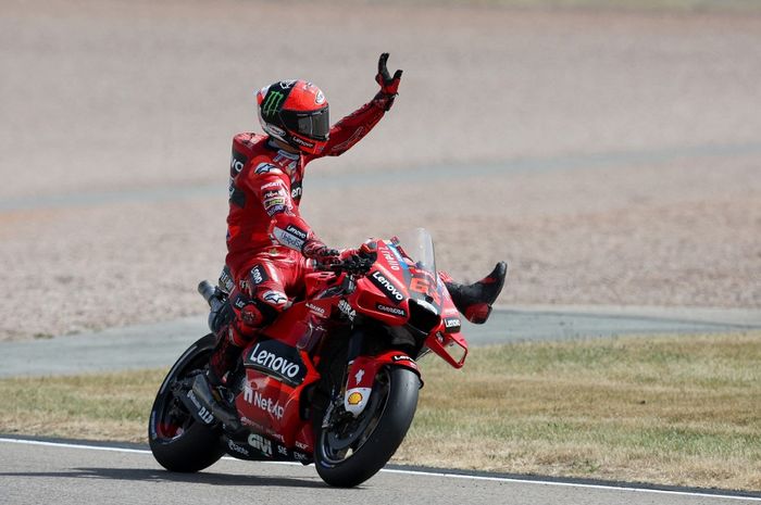 Pembalap Ducati Lenovo, Francesco Bagnaia, merebut pole position pada kualifikasi MotoGP Jerman di Sachsenring, Jerman, 18 Juni 2022.