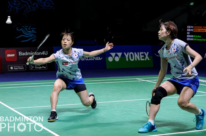 Pasangan ganda putri Jepang, Yuki Fukushima/Sayaka Hirota, memenangi semifinal Indonesia Open 2022 di Istora Gelora Bung Karno, Senayan, Jakarta, 18 Juni 2022. Ini menjadi final pertama Hirota (kanan) setelah menderita cedera ACL pada lutut kanannya pada tahun lalu.