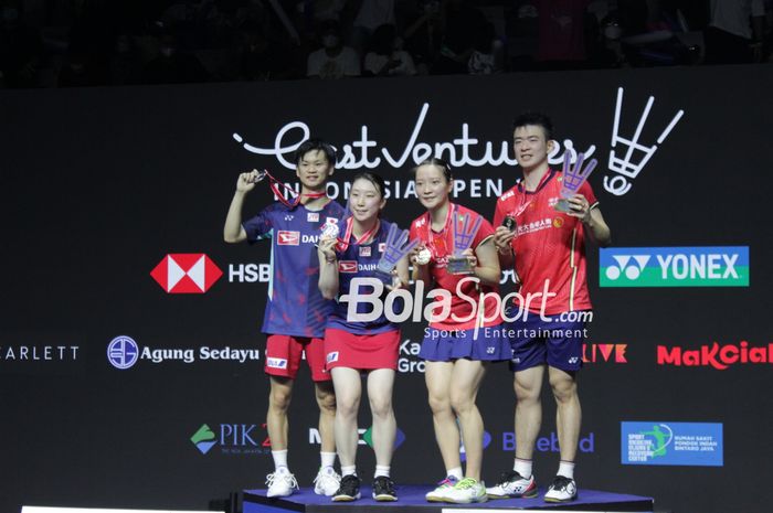 Pasangan China Zheng Si Wei/Huang Ya Qiong (baju merah kanan) keluar sebagai  juara ganda campuran berfoto bersama Yuta Watanabe/Arisa Higashino (kiri) runner-up Indonesia Open 2022, di Istora Senayan, Gelora Bung Karno, Jakarta, Minggu (19/6/2022).