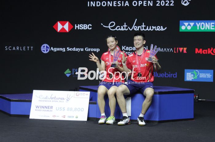 Pasangan China Zheng Si Wei/Huang Ya Qiong berhasil meraih gelar juara ganda campuran Indonesia Open 2022 seusai mengalahkan Yuta Watanabe/Arisa Higashino 21-14, 21-16, di Istora Senayan, Gelora Bung Karno, Jakarta, Minggu (19/6/2022).