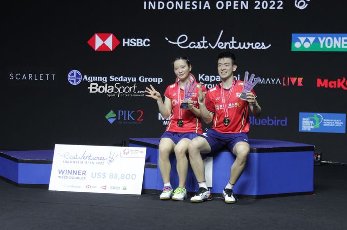 Pasangan China Zheng Si Wei/Huang Ya Qiong berhasil meraih gelar juara ganda campuran Indonesia Open 2022 seusai mengalahkan Yuta Watanabe/Arisa Higashino 21-14, 21-16, di Istora Senayan, Gelora Bung Karno, Jakarta, Minggu (19/6/2022).