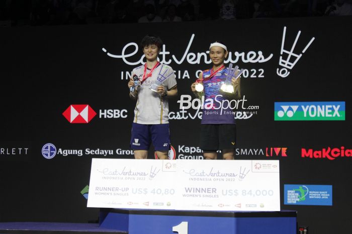 Pebulu tangkis Tai Tzu Ying (kanan) meraih gelar juara tunggal putri Indonesia Open 2022 saat berfoto bersama Wang Zhi (kiri) yang keluar sebagai runner-up, di Istora Senayan, Jakarta, Minggu (19/6/2022).