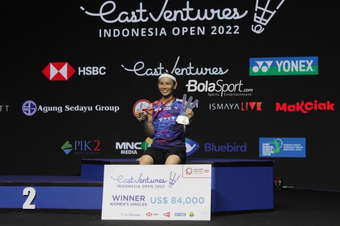 Pebulu tangkis Tai Tzu Ying berhasil meraih gelar juara tunggal putri Indonesia Open 2021 setelah mengalahkan Wang Zhi Yi 21-23, 21-6, 21-15, di Istora Senayan, Gelora Bung Karno, Jakarta, Minggu (19/6/2022).