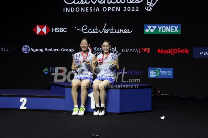 Pasangan ganda putri Jepang Nami Matsuyama/Chiharu Shida (kanan) meraih gelar juara Indonesia Open 2022 seusai mengalahkan Yuki Fukushima/Sayaka Hirota (kanan) 18-21, 21-14, 21-17, di Istora Senayan, Gelora Bung Karno, Jakarta, Minggu (19/6/2022).