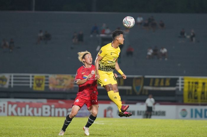 Duel pemain Persija Jakarta melawan Barito Putera di Stadion Segiri, Samarinda pada Sabtu (18/6/2022) malam WIB